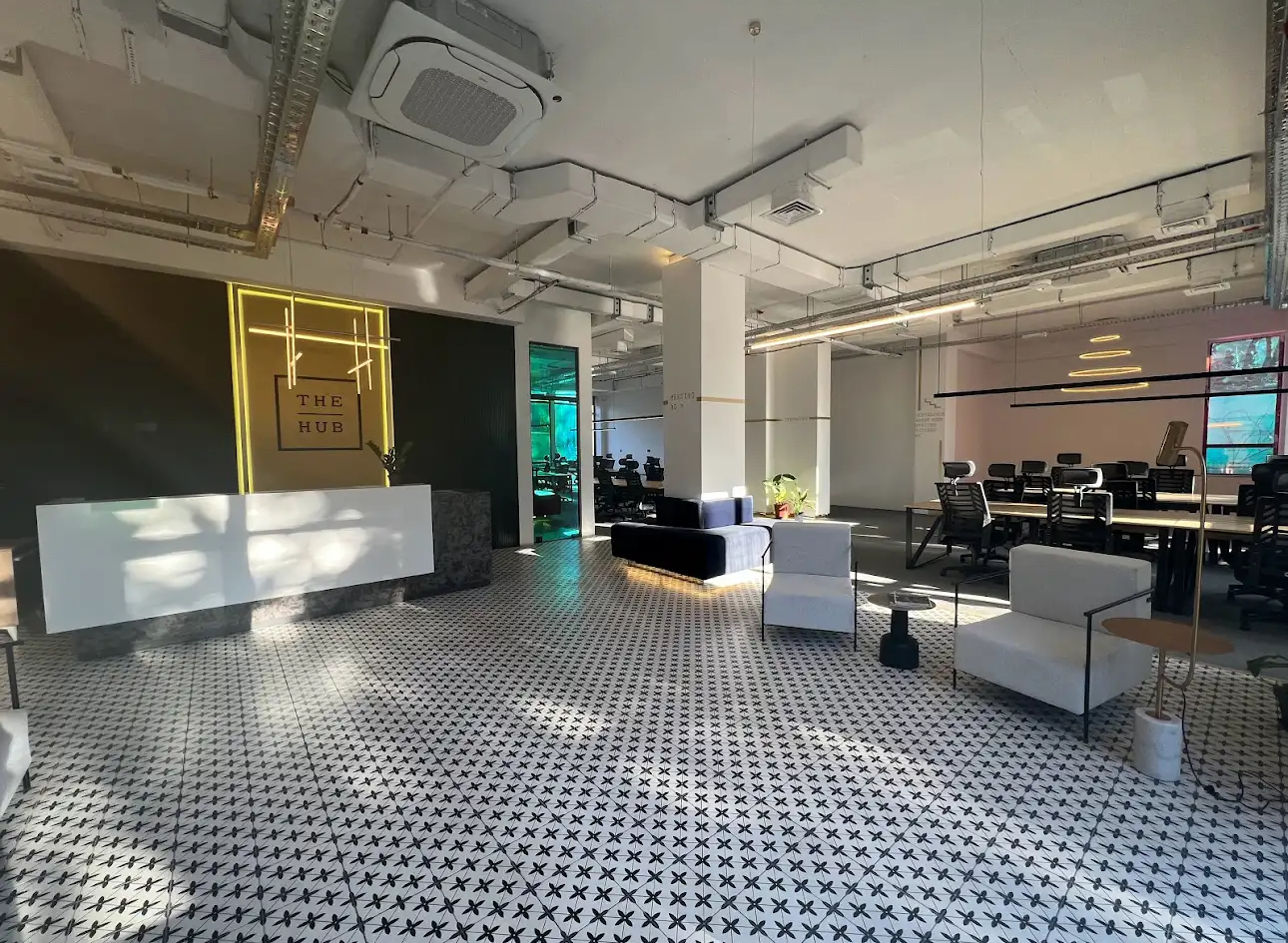 The Hub Tbilisiのモダンな内装